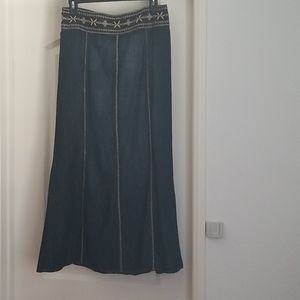 Bandolino long Jean skirt with zipper in the back